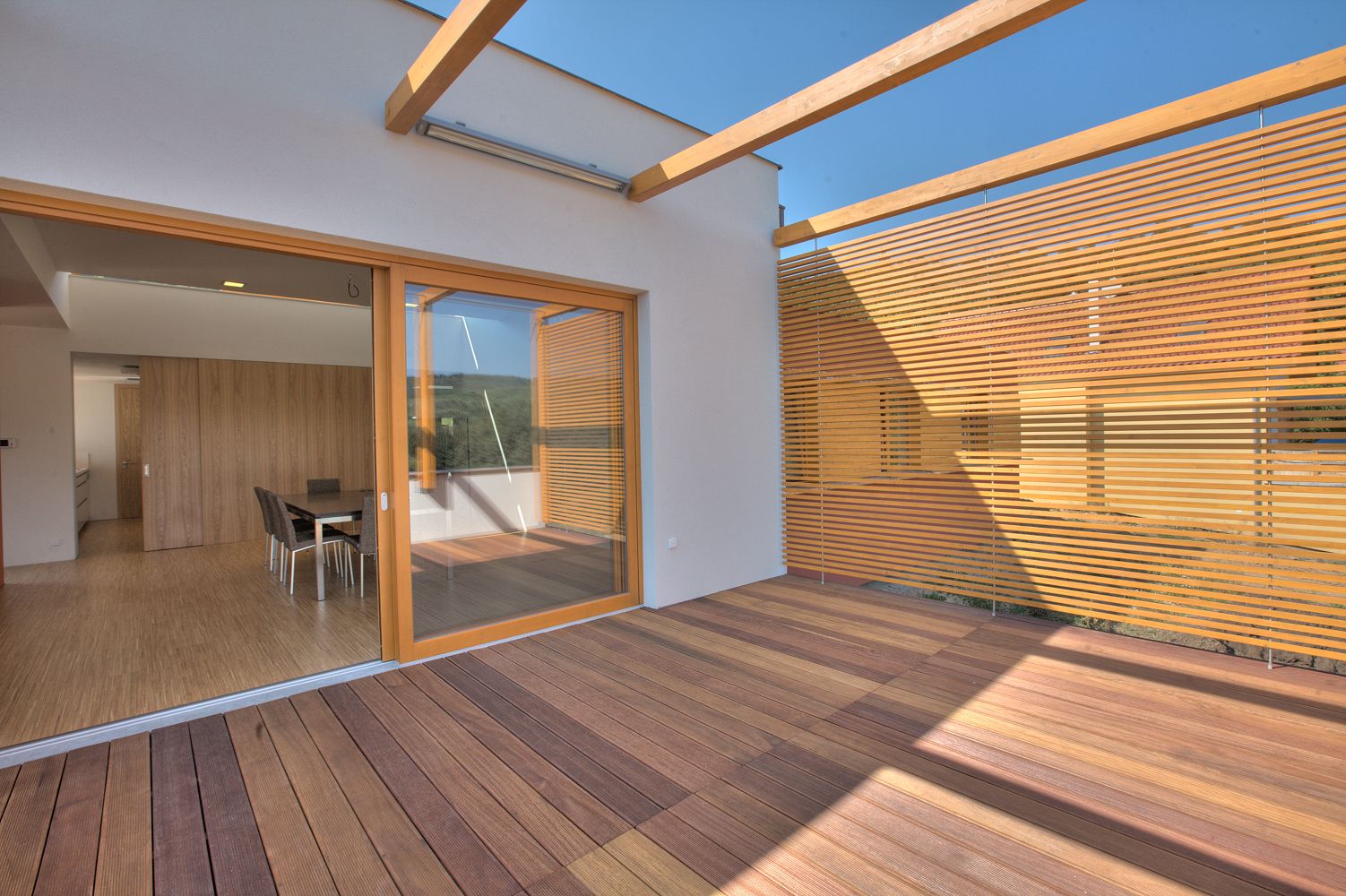 Eine große Terrassentür mit Holzrahmen