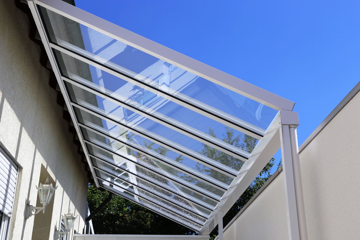 Eine Terrassenüberdachung mit Glaspaneelen