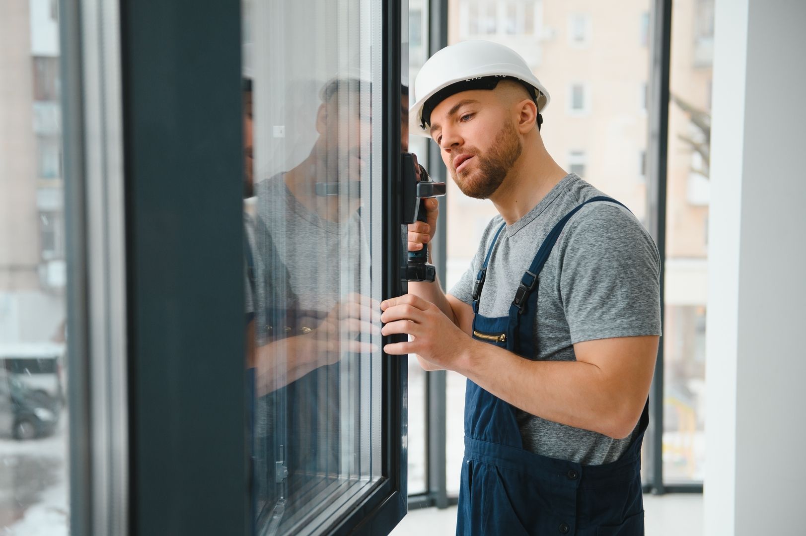 Ein Arbeiter montiert ein Fenster