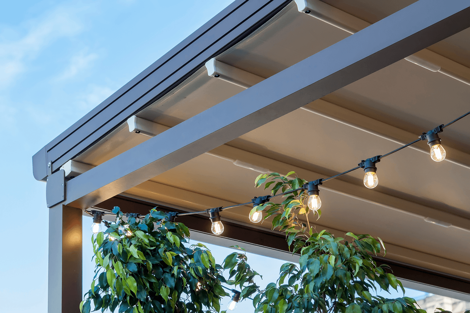 Terrassenüberdachung mit Sonnenschutz