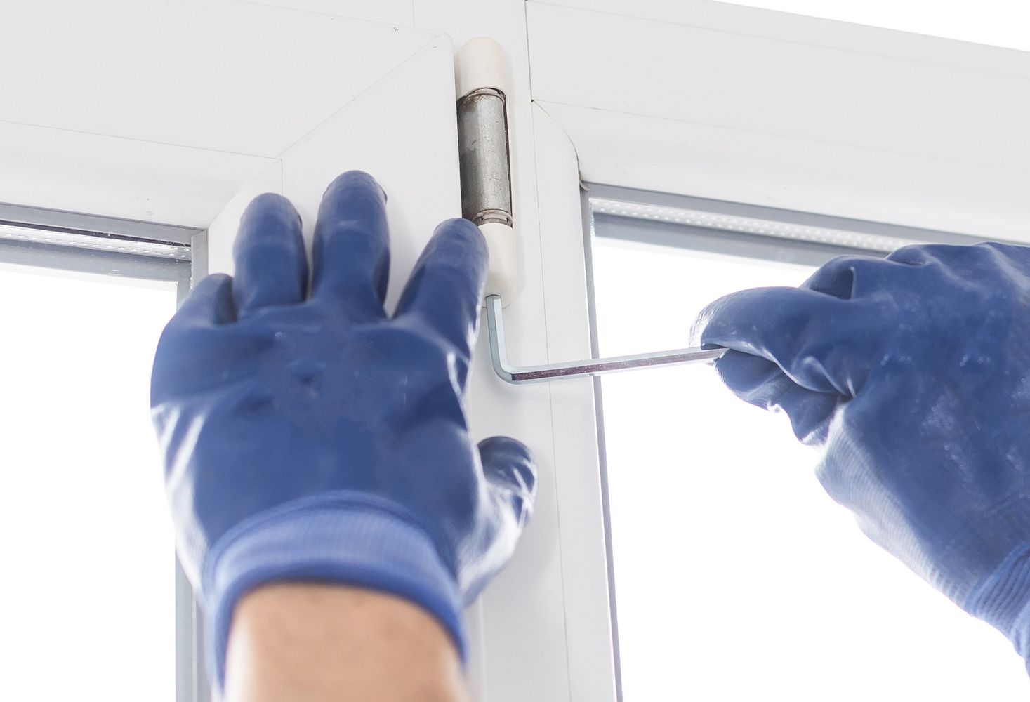 Wartung eines Scharniers am Fenster